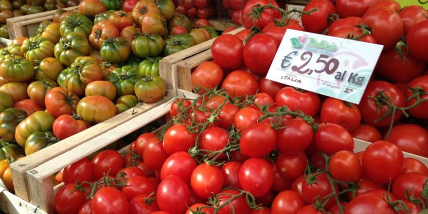 tomatoes market italy